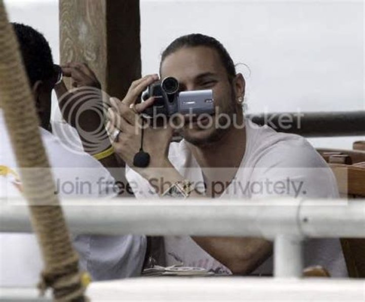 Kevin Federline eats a phallic ice cream treat