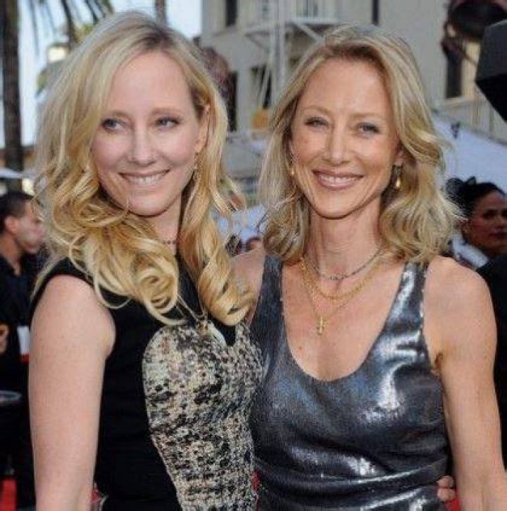Update: Bisexual Anne Heche’s recently released movie ‘Armed Response’, her relationships, and her unhappy and sexually abused childhood! Source: Zimbio (Abigail Heche with sister Anne Heche and her family)